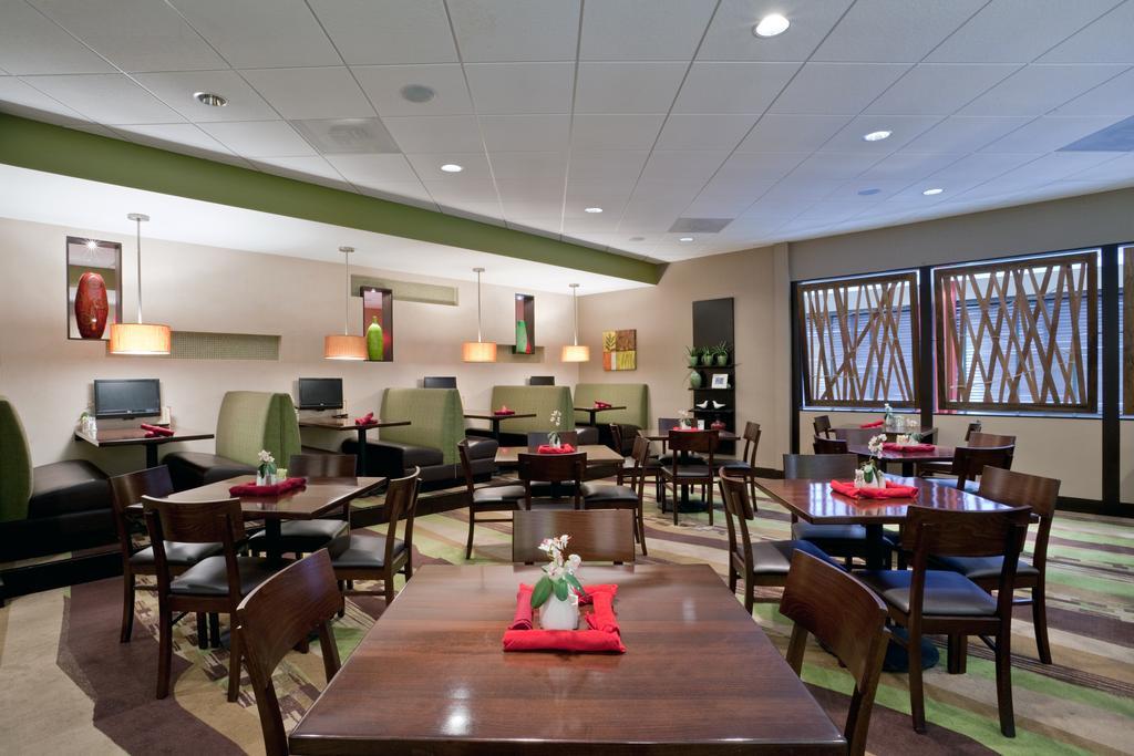 Holiday Inn Olathe Medical Center Екстериор снимка